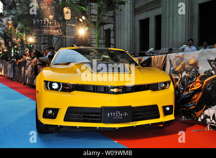 Il 'BumbleBee' Chevrolet Camaro è visualizzato sul palco durante il Giappone premiere per il film "Transformers: Età di estinzione" a Tokyo in Giappone, il 28 luglio 2014. UPI/Keizo Mori Foto Stock