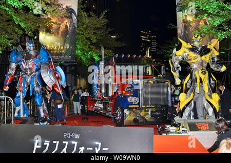 (L-R)L''deriva', 'BumbleBee' e 'Optimus Prime' vengono visualizzati sul palco durante il Giappone premiere per il film "Transformers: Età di estinzione" a Tokyo in Giappone, il 28 luglio 2014. UPI/Keizo Mori Foto Stock