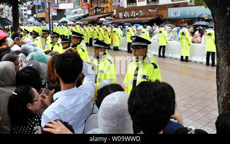 La polizia coreana mantenere strette misure di sicurezza per la visita del Papa al di fuori di Myeong-dong nella cattedrale di Seul, Corea del Sud, Agosto 18, 2014. UPI/Keizo Mori Foto Stock