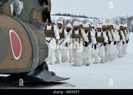 Membro della 1° Brigata Aerea del Giappone terra Forza di Autodifesa imbarco CH-47J Chinook durante il "Vento del Nord 2' CON GLI STATI UNITI Esercito Alaska 4-25 iBCT al Yausubetsu Area Formazione in Hokkaido, Giappone, il 17 febbraio 2015. Foto di Keizo Mori/UPI Foto Stock