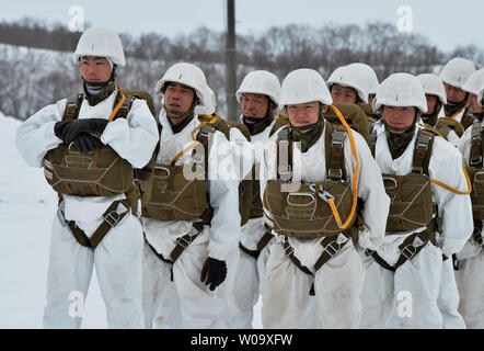 Membro della 1° Brigata Aerea del Giappone terra Forza di Autodifesa imbarco CH-47J Chinook durante il "Vento del Nord 2' CON GLI STATI UNITI Esercito Alaska 4-25 iBCT al Yausubetsu Area Formazione in Hokkaido, Giappone, il 17 febbraio 2015. Foto di Keizo Mori/UPI Foto Stock