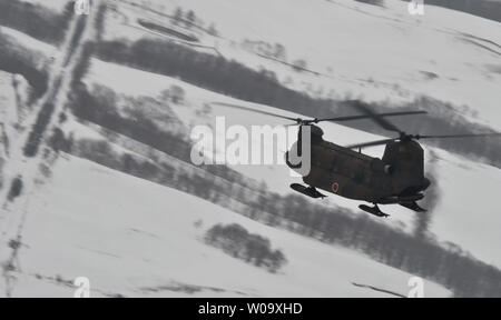 In Giappone la massa di autodifesa della forza CH-47J Chinook prendere parte per scendere da paracadute durante il "Vento del Nord 2' CON GLI STATI UNITI Esercito Alaska 4-25 iBCT al Yausubetsu Area Formazione in Hokkaido, Giappone, il 17 febbraio 2015. Foto di Keizo Mori/UPI Foto Stock