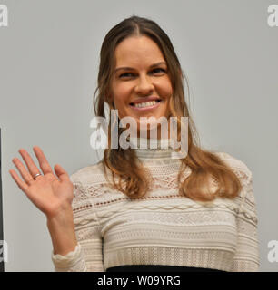 L'attrice Hilary Swank partecipa a una conferenza stampa per il film "Non siete voi' a Tokyo in Giappone il 23 ottobre 2015. Foto di Keizo Mori/UPI Foto Stock