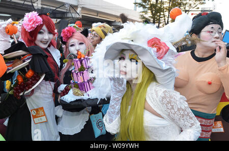 I partecipanti marzo durante una parata di Halloween in Kawasaki Kanagawa-prefettura, Giappone, il 25 ottobre 2015. Circa 2500 persone vestite in costumi prendere parte all'evento per Halloween. Foto di Keizo Mori/UPI Foto Stock