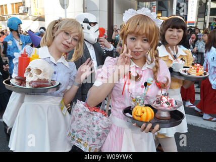 I partecipanti marzo durante una parata di Halloween in Kawasaki Kanagawa-prefettura, Giappone, il 25 ottobre 2015. Circa 2500 persone vestite in costumi prendere parte all'evento per Halloween. Foto di Keizo Mori/UPI Foto Stock