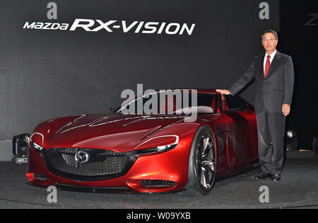 Presidente di di Mazda, Masamichi Kogai pone con 'RX-Vision concept' durante la conferenza stampa presso la quarantaquattresima Tokyo Motor Show 2015 a Tokyo in Giappone, il 28 ottobre 2015. Foto di Keizo Mori/UPI Foto Stock