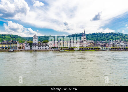 Vista su Boppard am Rhein river, valle del medio Reno, Mittelrhein, chiesa. Renania Palatinato (Renania-Palatinato), Germania UNESCO Foto Stock