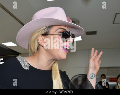 Il cantante Lady Gaga arriva all'Aeroporto Internazionale di Narita in Chiba, Giappone, il 1 novembre 2016. Foto di Keizo Mori/UPI Foto Stock