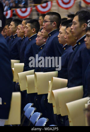 I laureati del Giappone della Accademia di difesa nazionale di partecipare alla cerimonia di laurea a Yokosuka, nella prefettura di Kanagawa, Giappone il 19 marzo 2017. Foto di Keizo Mori/UPI Foto Stock