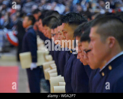 I laureati del Giappone della Accademia di difesa nazionale di partecipare alla cerimonia di laurea a Yokosuka, nella prefettura di Kanagawa, Giappone il 19 marzo 2017. Foto di Keizo Mori/UPI Foto Stock