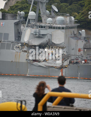 La parte danneggiata del USS Fitzgerald si è visto all'attività della flotta Yokosuka in Kanagawa-Prefecture, Giappone, il 18 giugno 2017. I corpi dei sette marinai DEGLI STATI UNITI mancante dopo il Navy destroyer entra in collisione con un Philippine-contrassegnato nave mercantile, la ACX Crystal, intorno al 2:30 a.m. Sabato, sono stati trovati in inondati di attraccare scomparti, una difesa funzionario detto. Foto di Keizo Mori/UPI Foto Stock