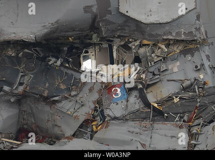 La parte danneggiata del USS Fitzgerald si è visto all'attività della flotta Yokosuka in Kanagawa-Prefecture, Giappone, il 18 giugno 2017. I corpi dei sette marinai DEGLI STATI UNITI mancante dopo il Navy destroyer entra in collisione con un Philippine-contrassegnato nave mercantile, la ACX Crystal, intorno al 2:30 a.m. Sabato, sono stati trovati in inondati di attraccare scomparti, una difesa funzionario detto. Foto di Keizo Mori/UPI Foto Stock