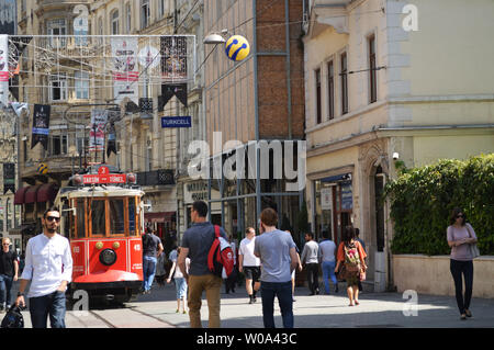 Passeggiate in Istiklal Street a Istanbul, Turchia Foto Stock