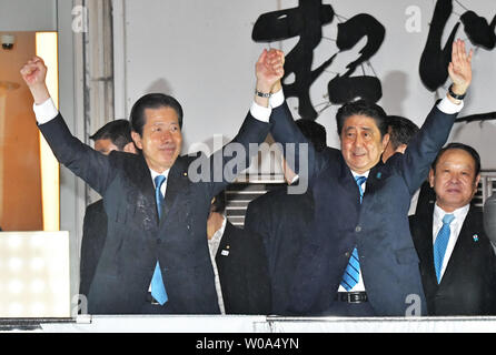 Giappone il Primo Ministro Shinzo Abe si solleva il pugno con la coalizione Komeito Party leader Natsuo Yamaguchi (L) durante il moncone intervento al quartiere Shibuya a Tokyo in Giappone il 28 settembre 2017. Foto di Keizo Mori/UPI Foto Stock