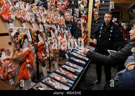 Un fornitore vende Battledore durante il giorno di apertura del mercato Battledore 'Hagoita Ichi" presso il Tempio di Sensoji a Tokyo in Giappone il 17 dicembre 2017. Foto di Keizo Mori/UPI Foto Stock