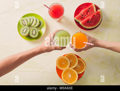 Assortimento di frutta e succhi di ortaggi in vetro. Freschi ingredienti organici, della salute o della dieta detox food concept Foto Stock