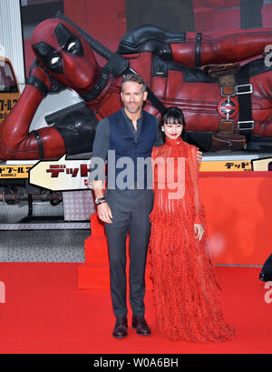 Attore Ryan Reynolds(L) e attrice Shioli Kutsuna frequentare il Giappone premiere per il film 'Deadpool 2' a Tokyo in Giappone il 29 maggio 2018. Questo film sarà aperto il 1 giugno in Giappone. Foto di Keizo Mori/UPI Foto Stock