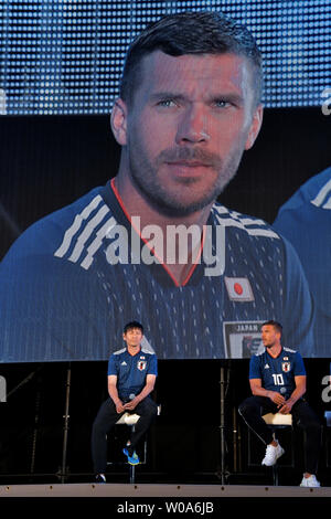 Ex nazionale tedesco di membro del team, attaccante Lukas Podolski del Giappone del Vissel Kobe assiste il pubblico visualizzazione evento per la Coppa del Mondo FIFA Russia 2018 a Tokyo in Giappone il 19 giugno 2018. Foto di Keizo Mori/UPI Foto Stock