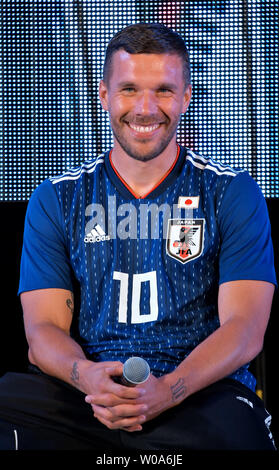 Ex nazionale tedesco di membro del team, attaccante Lukas Podolski del Giappone del Vissel Kobe assiste il pubblico visualizzazione evento per la Coppa del Mondo FIFA Russia 2018 a Tokyo in Giappone il 19 giugno 2018. Foto di Keizo Mori/UPI Foto Stock