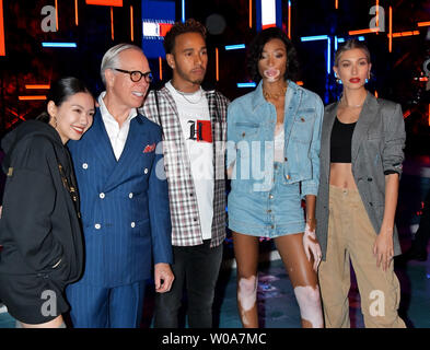 (L-R)L'attrice giapponese di fumi Nikaido, fashion designer Tommy Hilfiger, racing driver Lewis Hamilton, modello Winnie Harlow e Hailey Baldwin partecipare alla manifestazione "Tommy Hilfiger presenta le icone di Tokyo' a Tokyo in Giappone il 8 ottobre 2018. Foto di Keizo Mori/UPI Foto Stock