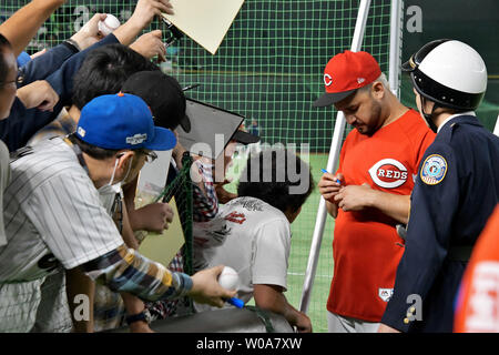 Eugenio Suarez, interbase dei Cincinnati Reds, firma autografi per i fan giapponesi prima di un gioco mostra segni di vaiolatura Giappone della squadra nazionale e MLB tutte le stelle del " Giappone All-Star Serie 2018' a Tokyo Dome a Tokyo in Giappone il 10 novembre 2018. Foto di Keizo Mori/UPI Foto Stock