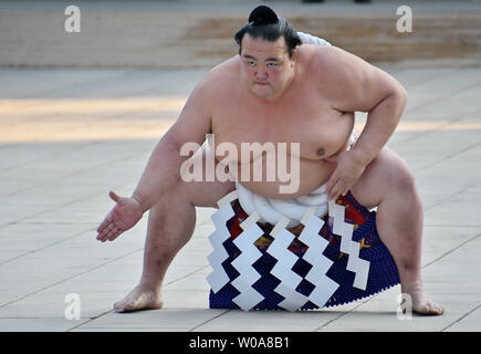 Giapponese gran campione di sumo Yokozuna Kisenosato esegue Unryu-style entrando cerimonia per il nuovo anno di dedizione al Tempio di Meiji in Giappone a Tokyo il 8 gennaio 2019. Foto di Keizo Mori/UPI Foto Stock