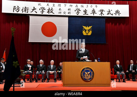 In Giappone il Ministro della Difesa di Takeshi Iwaya offre un discorso durante la cerimonia di consegna dei diplomi per il Giappone del National Defence Academy a Yokosuka, Kanagawa-prefettura, in Giappone il 17 marzo 2019. Foto di Keizo Mori/UPI Foto Stock