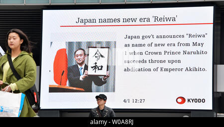 Notizie flash circa il nuovo nome era "Reiwa' è visto sullo schermo vicino alla stazione di Akihabara a Tokyo in Giappone il 1 aprile 2019. In Giappone il Capo di Gabinetto Yoshihide Suga ha detto che il nuovo nome era "Reiwa' è derivato dal 'Manyoshu' la più antica antologia di poesia giapponese. Foto di Keizo Mori/UPI Foto Stock