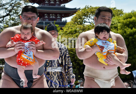 Bambini detenuti da un dilettante lottatore di sumo grido durante il 'baby pianto contest (Naki Sumo)" presso il tempio di Sensoji a Tokyo in Giappone il 28 aprile 2019. Questo concorso avviene per i genitori che desiderano una buona salute e di forza per i bambini dal 1986. Foto di Keizo Mori/UPI Foto Stock