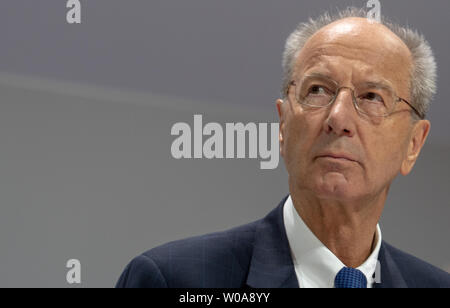 Stuttgart, Germania. Il 27 giugno, 2019. In occasione dell Assemblea Generale Annuale di Porsche Automobil Holding se il presidente del consiglio di amministrazione Hans Dieter Pötsch guarda in alto. Porsche SE è la VW holding. Credito: Stefan Puchner/dpa/Alamy Live News Foto Stock