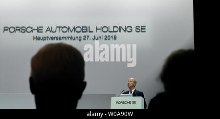 Stuttgart, Germania. Il 27 giugno, 2019. Hans Dieter Pötsch, presidente del consiglio di amministrazione di Porsche Automobil Holding SE risolve gli investitori alla Riunione Generale Annuale. Porsche SE è la VW holding. Credito: Stefan Puchner/dpa/Alamy Live News Foto Stock