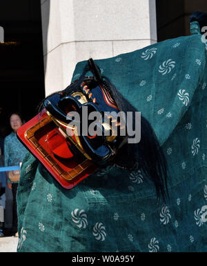 Lion ballerini di Onagawa, Miyagi-Prefecture eseguire stile Shishikofuri durante un evento per 'Tokyo collezione Shishimai 2020" presso il Museo Nazionale di Tokyo in Giappone a Tokyo il 11 maggio 2019. Foto di Keizo Mori/UPI Foto Stock