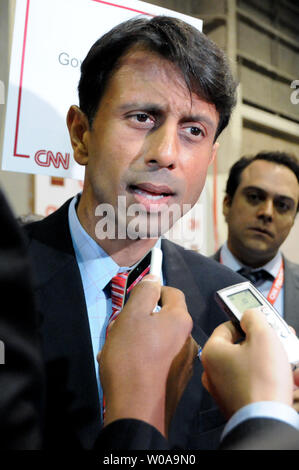 Il Governatore della Louisiana Bobby Jindal parla alla stampa dopo il dibattito GOP a Florida State Fairgrounds, a Tampa, Florida il 12 settembre 2011. UPI/Christina Mendenhall Foto Stock