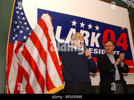 Il generale Wesley Clark, candidato del partito democratico per la carica di Presidente degli Stati Uniti, fatta la bandiera e la sua esperienza di guerra il fulcro della sua presentazione presso la strada statale ristorante la sera di venerdì, 6 febbraio 2004, a Bristol, Tennessee. (UPI foto/David Allio) Foto Stock