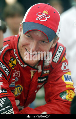 Dale Earnhardt Jr colloqui con membri del suo equipaggio prima dell' inizio della Sharpie 500 NASCAR gara al Bristol Motor Speedway in Bristol, TN il 27 agosto 2005. (UPI foto/nellâ Redmond) Foto Stock