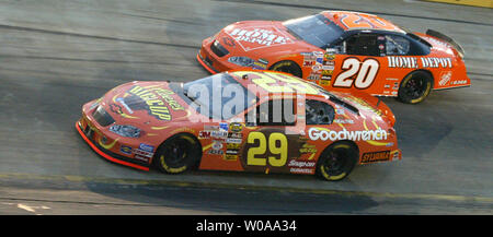 Kevin Harvick, 29 gare Tony Stewart, 20 attraverso girare due a Bristol Motor Speedway in Sharpie 500 NASCAR corsa a Bristol, TN il 27 agosto 2005. (UPI foto/nellâ Redmond) Foto Stock