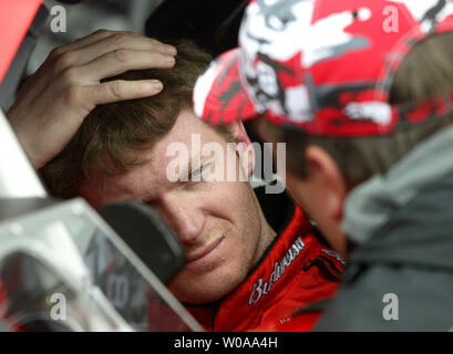 Driver di NASCAR Dale Earnhardt Jr colloqui con equipaggio capo Tony Eury Jr alla fine di Nextel Cup pratica presso la Bristol Motor Speedway in Bristol, TN il 25 marzo 2006. (UPI foto/nellâ Redmond) Foto Stock