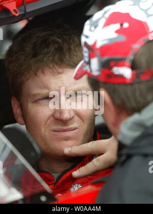 Driver di NASCAR Dale Earnhardt Jr colloqui con equipaggio capo Tony Eury Jr alla fine di Nextel Cup pratica presso la Bristol Motor Speedway in Bristol, TN il 25 marzo 2006. (UPI foto/nellâ Redmond) Foto Stock