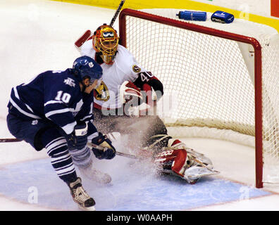 Toronto Maple Leafs' Ron Francis manca solo punteggio contro Senatori di Ottawa goalie Patrick Lalime durante il secondo periodo di azione nel gioco 5 del loro serie nel primo round del NHL Playoffs presso la Air Canada Centre a Toronto in Canada su apr. 16, 2004. Le foglie sconfitto i senatori 2-0 per portare la serie 3-2. (UPI foto/Christine masticare) Foto Stock