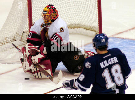 Senatori di Ottawa goalie Patrick Lalime fa una sosta un colpo da Toronto Maple Leafs' Chad Kilger durante il primo periodo di azione nel gioco 5 del loro serie nel primo round del NHL Playoffs presso la Air Canada Centre a Toronto in Canada su apr. 16, 2004. Le foglie sconfitto i senatori 2-0 per portare la serie 3-2. (UPI foto/Christine masticare) Foto Stock