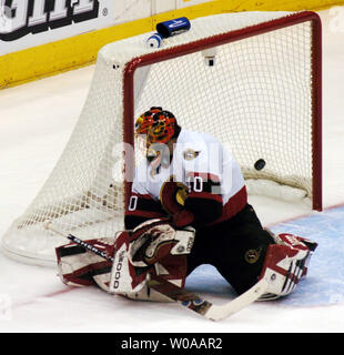 Un colpo da Toronto Maple Leafs' Joe Nieuwendyk battiti Senatori di Ottawa goalie Patrick Lalime per le foglie' secondo obiettivo nel primo periodo di gioco 7 di loro serie nel primo round del NHL Playoffs presso la Air Canada Centre a Toronto in Canada su apr. 20, 2004. Nieuwendyk's obiettivo ha dimostrato di essere il gioco-vincitore come le foglie sconfitto i senatori 4-1 per avanzare al prossimo round. (UPI foto/Christine masticare) Foto Stock