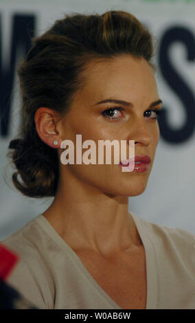 Hilary Swank assiste la conferenza stampa per 'Rosso' polvere al Four Seasons Hotel durante il Toronto International Film Festival Settembre 13, 2004 a Toronto in Canada. "Polvere rossa' ha la sua premiere mondiale lo screening al Festival stasera a Roy Thomson Hall. (UPI foto/Christine masticare) Foto Stock