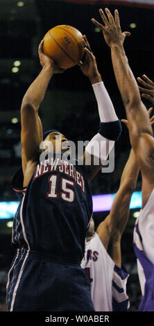 New Jersey Nets' Vince Carter prende un colpo durante il terzo trimestre azione contro il Toronto Raptors all'Air Canada Centre Aprile 15, 2005 a Toronto in Canada. Carter ha segnato 39 punti come egli ha portato le reti a un 101-90 conquistare la sua ex squadra nella sua prima apparizione torna a Toronto dopo essere stato oggetto di scambi. (UPI foto/Christine masticare) Foto Stock