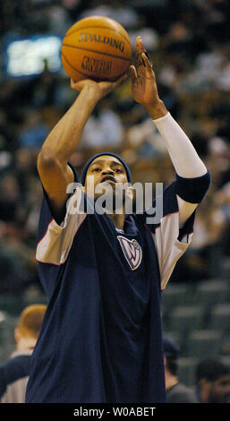 New Jersey Nets' Vince Carter fa una pratica tiro prima dell'inizio del secondo semestre come Toronto Raptors ospitano le reti prima di una folla venduto presso la Air Canada Centre Aprile 15, 2005 a Toronto in Canada. Carter ha segnato 39 punti come egli ha portato le reti a un 101-90 conquistare la sua ex squadra nella sua prima apparizione torna a Toronto dopo essere stato oggetto di scambi. (UPI foto/Christine masticare) Foto Stock