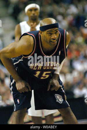 New Jersey Nets' Vince Carter hunkers giù come Toronto Raptors' Jalen Rose mantiene un occhio su di lui durante il terzo trimestre azione a Air Canada Centre Aprile 15, 2005 a Toronto in Canada. Carter ha segnato 39 punti come egli ha portato le reti a un 101-90 conquistare la sua ex squadra nella sua prima apparizione torna a Toronto dopo essere stato oggetto di scambi. (UPI foto/Christine masticare) Foto Stock