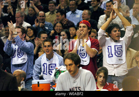 Ventole indossando bébés bibs con New Jersey Nets' Vince Carter il numero heckled loro ex eroe durante tutto il gioco come il Toronto Raptors ha ospitato le reti a Air Canada Centre Aprile 15, 2005 a Toronto in Canada. Carter che aveva una reputazione come un Mama's Boy e un crybaby tra i tifosi qui ha segnato 39 punti come egli ha portato le reti a un 101-90 conquistare la sua ex squadra nella sua prima apparizione torna a Toronto dopo essere stato oggetto di scambi. (UPI foto/Christine masticare) Foto Stock