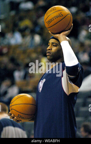 New Jersey Nets' Vince Carter si riscalda prima della seconda metà di Toronto Raptors ospitano le reti a Air Canada Centre Aprile 15, 2005 a Toronto in Canada. Carter ha segnato 39 punti come egli ha portato le reti a un 101-90 conquistare la sua ex squadra nella sua prima apparizione torna a Toronto dopo essere stato oggetto di scambi. (UPI foto/Christine masticare) Foto Stock