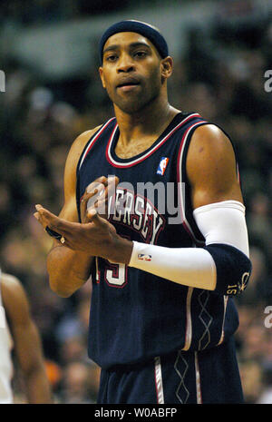 New Jersey Nets' Vince Carter cerca di incoraggiare il suo team dopo le reti di caduta 14 punti dietro il Toronto Raptors alla metà a Air Canada Centre Aprile 15, 2005 a Toronto in Canada. Carter ha segnato 39 punti come egli ha portato le reti a un 101-90 conquistare la sua ex squadra nella sua prima apparizione torna a Toronto dopo essere stato oggetto di scambi. (UPI foto/Christine masticare) Foto Stock