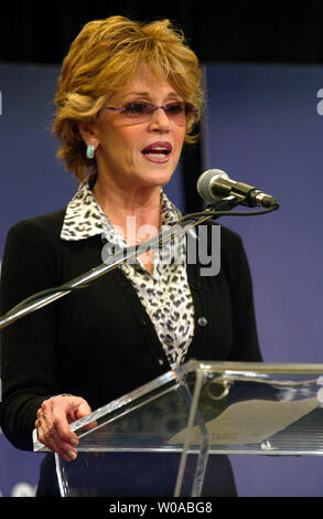 L'attrice Jane Fonda fa un discorso alla folla e media si sono riuniti per la sua booksigning a Indigo Libri e Music Store il 21 aprile 2005 nel centro cittadino di Toronto, Canada. Fonda ha intrattenuto il pubblico con aneddoti dalla sua vita durante una sessione di domande e risposte e poi siamo andati a firmare copie della sua biografia 'My vita finora' per i suoi fan. (UPI foto/Christine masticare) Foto Stock