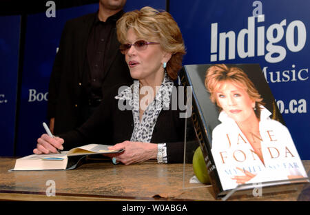 L'attrice Jane Fonda i segni delle copie della sua biografia 'My vita finora' per ventole a sua booksigning a Indigo Libri e Music Store il 21 aprile 2005 nel centro cittadino di Toronto, Canada. Fonda ha fatto un breve discorso prima della booksigning e ha intrattenuto il pubblico con aneddoti dalla sua vita durante una sessione di domande e risposte. (UPI foto/Christine masticare) Foto Stock